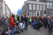 853433 Afbeelding van een muziekbandje op de Driftbrug in de Wittevrouwenstraat (Achtergrond) te Utrecht, tijdens de ...